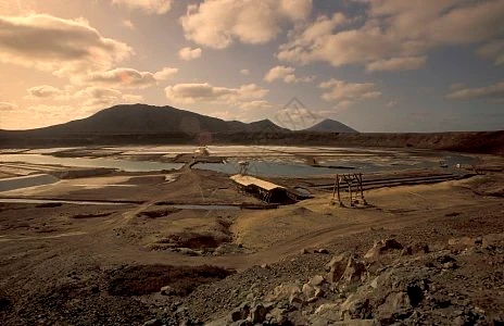 Paisagem salineira com áreas de produção de sal